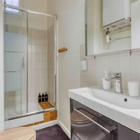 Apartment Studio Lumineux A 2 Min Du Metro + Lit Queen Size *